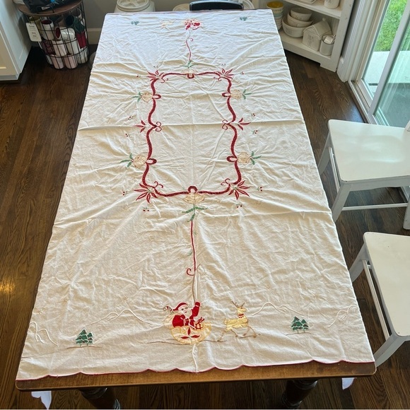 VTG Santa Reindeer Embroidered Tablecloth Scallop Edge Kitschy Retro Christmas - Picture 3 of 15